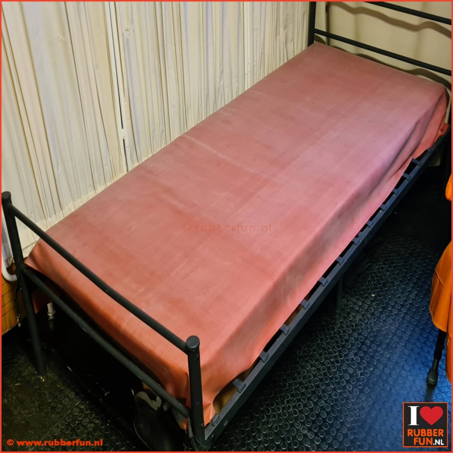 Rubber sheeting - hospital red - mackintosh - 90 and 120 cm wide - 0.50 mm thick